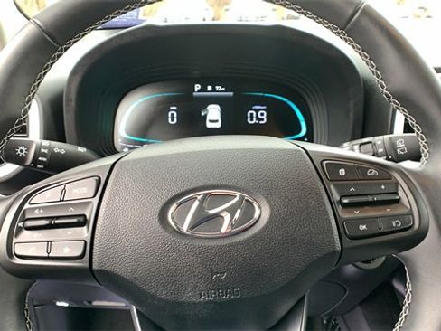 Used 2023 Hyundai Venue Limited image 18