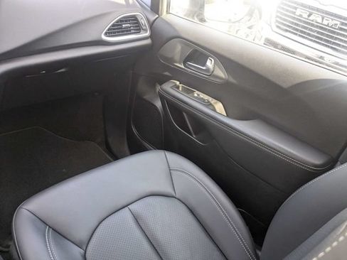 Used 2025 Chrysler Pacifica Select FWD image 17