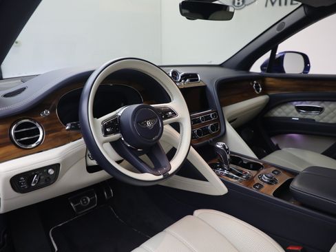 Certified 2022 Bentley Bentayga AWD/4WD image 17