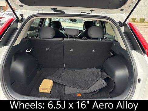 Used 2025 Kia Niro LX image 11