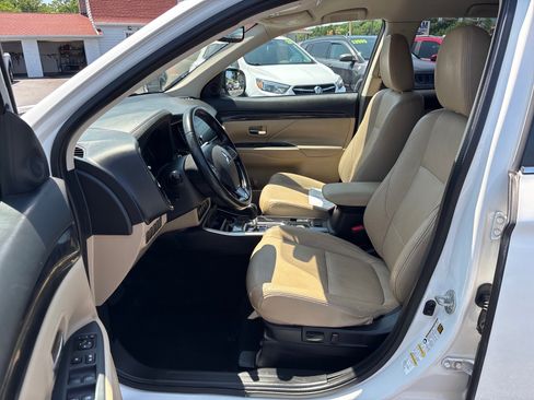 Used 2017 Mitsubishi Outlander SEL AWD/4WD image 9