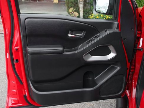 Used 2025 Nissan Frontier SV image 14