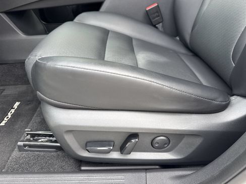 Used 2023 Nissan Rogue SV w/ SV Premium B Package FWD image 18