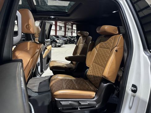 Used 2021 Cadillac Escalade ESV Premium Luxury image 18