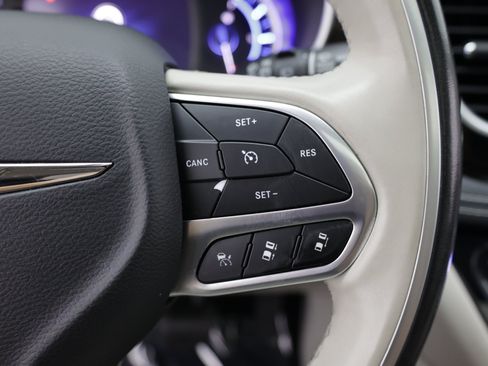 Used 2021 Chrysler Pacifica Limited w/ Uconnect Theater Family Group FWD image 24