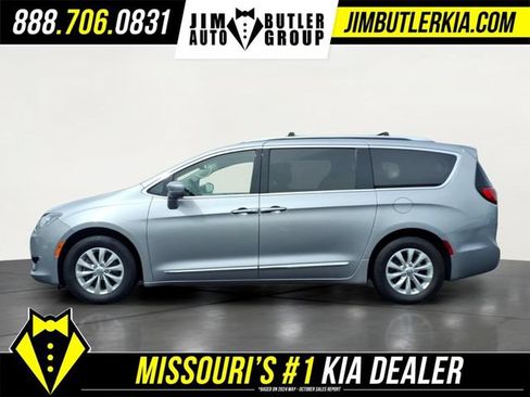 Used 2018 Chrysler Pacifica Touring-L FWD image 4