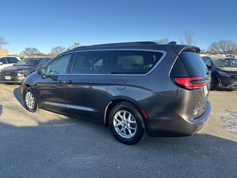 Used 2022 Chrysler Pacifica Touring-L image 7