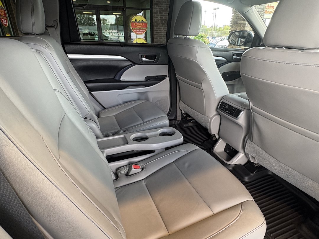 Used 2017 Toyota Highlander XLE AWD/4WD image 31