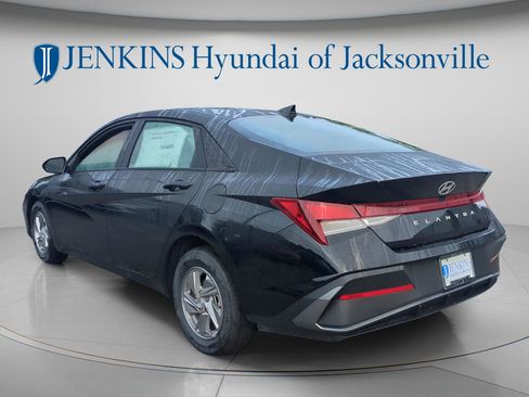New 2025 Hyundai Elantra SE FWD image 5