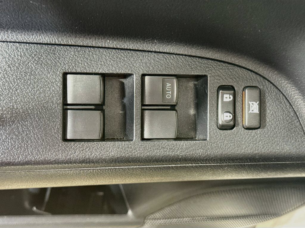 Used 2013 Toyota Highlander SE AWD/4WD image 17