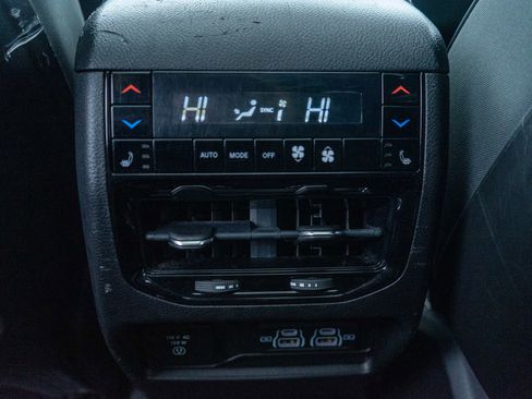 Used 2022 Jeep Grand Cherokee Overland w/ Adv Protech Group III image 33