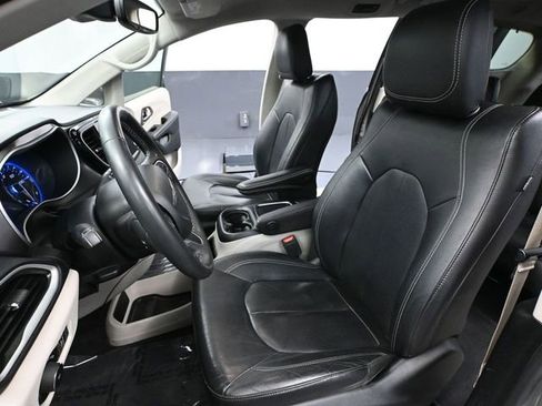 Used 2022 Chrysler Pacifica Touring-L image 25