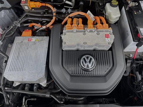 Used 2016 Volkswagen e-Golf SE w/ DC Fast Charging Package image 36