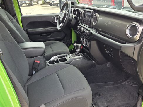 Used 2018 Jeep Wrangler Unlimited Sahara AWD/4WD image 10