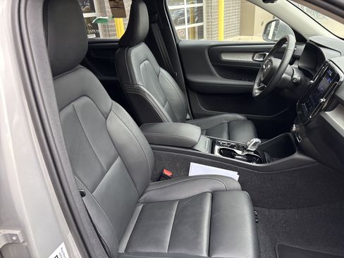 Used 2025 Volvo XC40 B5 Plus image 33
