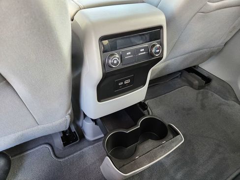 Used 2022 GMC Acadia SLE image 29