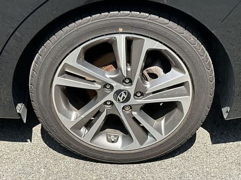 Used 2017 Hyundai Elantra Limited w/ Limited Tech Package 04 FWD image 5