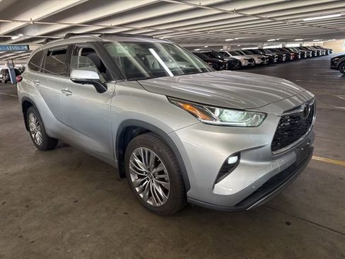 Used 2023 Toyota Highlander Platinum image 2
