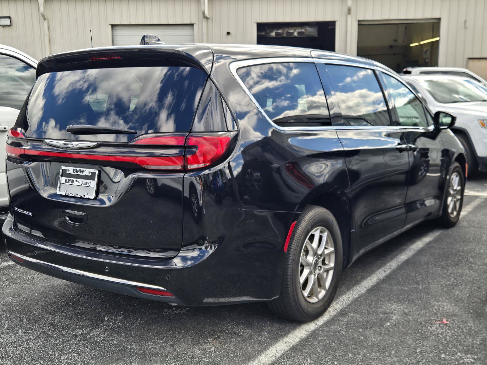 Used 2024 Chrysler Pacifica Touring-L FWD image 5
