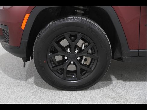 Used 2025 Jeep Grand Cherokee L Altitude image 23