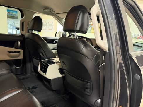 Used 2023 Kia Carnival EX FWD image 28