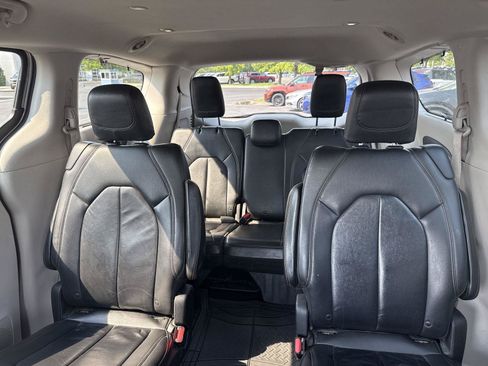 Used 2017 Chrysler Pacifica Touring-L FWD image 19