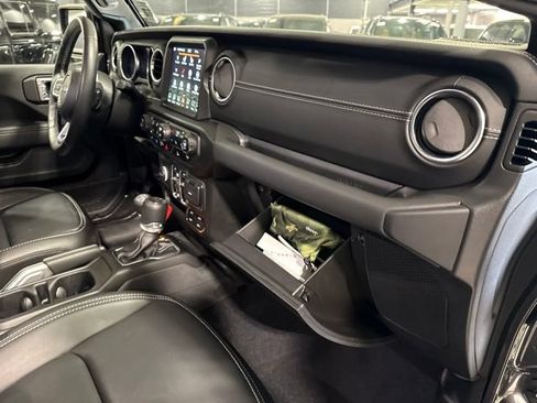Used 2022 Jeep Wrangler Unlimited Sahara w/ Cold Weather Group AWD/4WD image 28