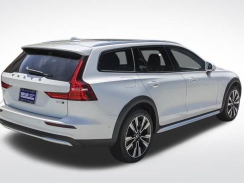 New 2025 Volvo V60 B5 Cross Country Ultra w/ Climate Package image 7