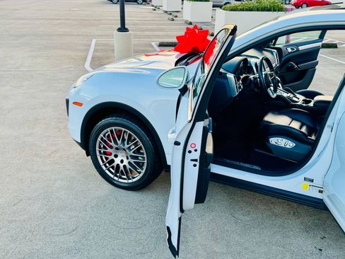 Used 2015 Porsche Cayenne Turbo image 22