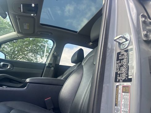 Used 2024 Kia Sorento S w/ Panoramic Sunroof Package AWD/4WD image 9