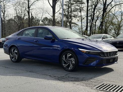 Used 2025 Hyundai Elantra Limited FWD image 2