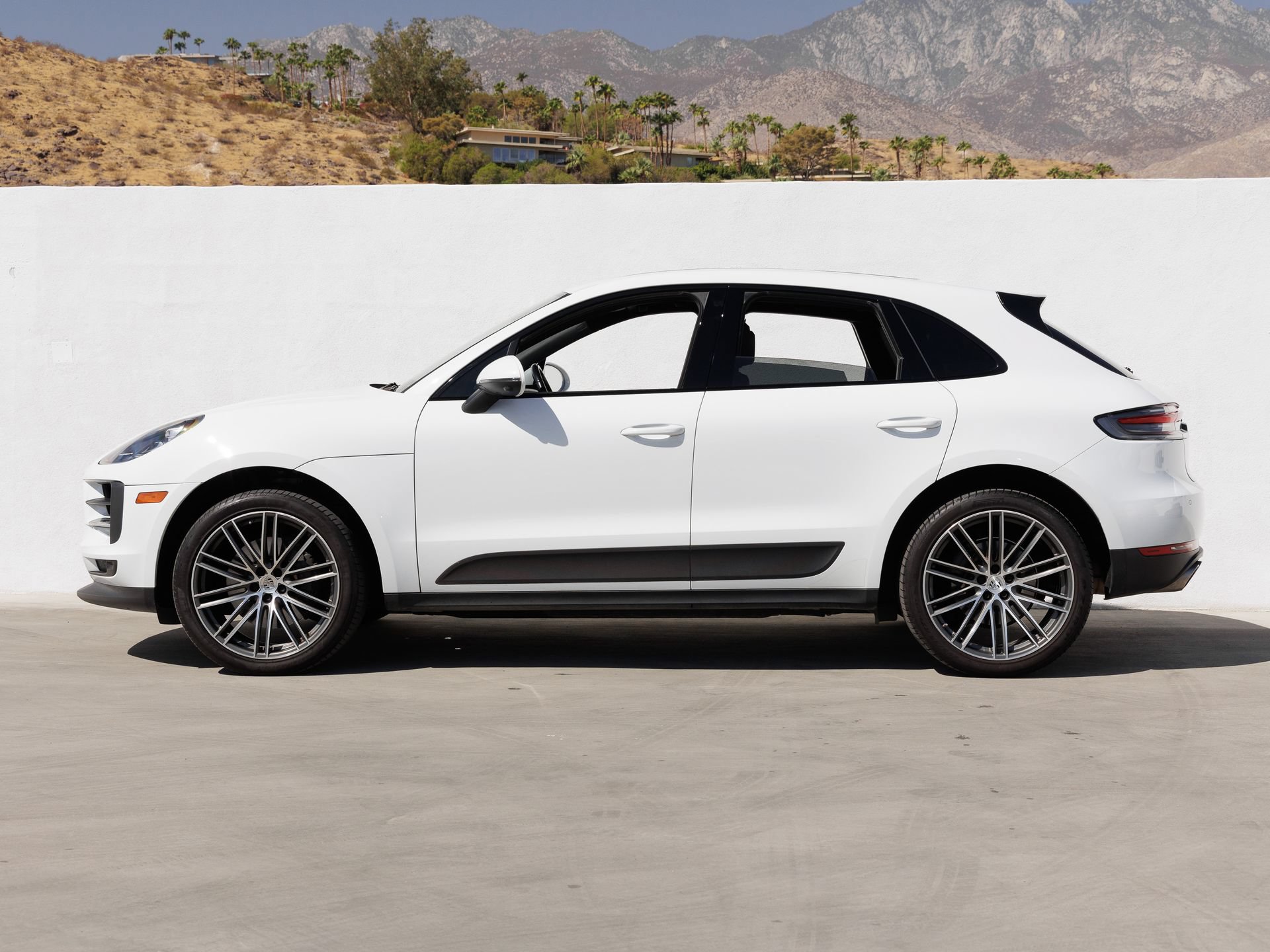 Certified 2021 Porsche Macan S AWD/4WD image 2