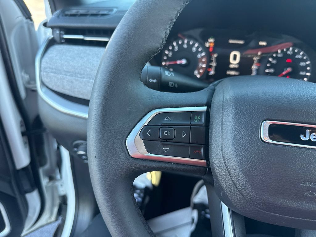 Used 2025 Jeep Compass Latitude AWD/4WD image 32