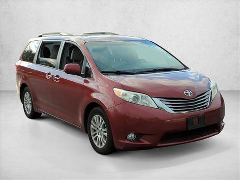 Used 2017 Toyota Sienna XLE image 3