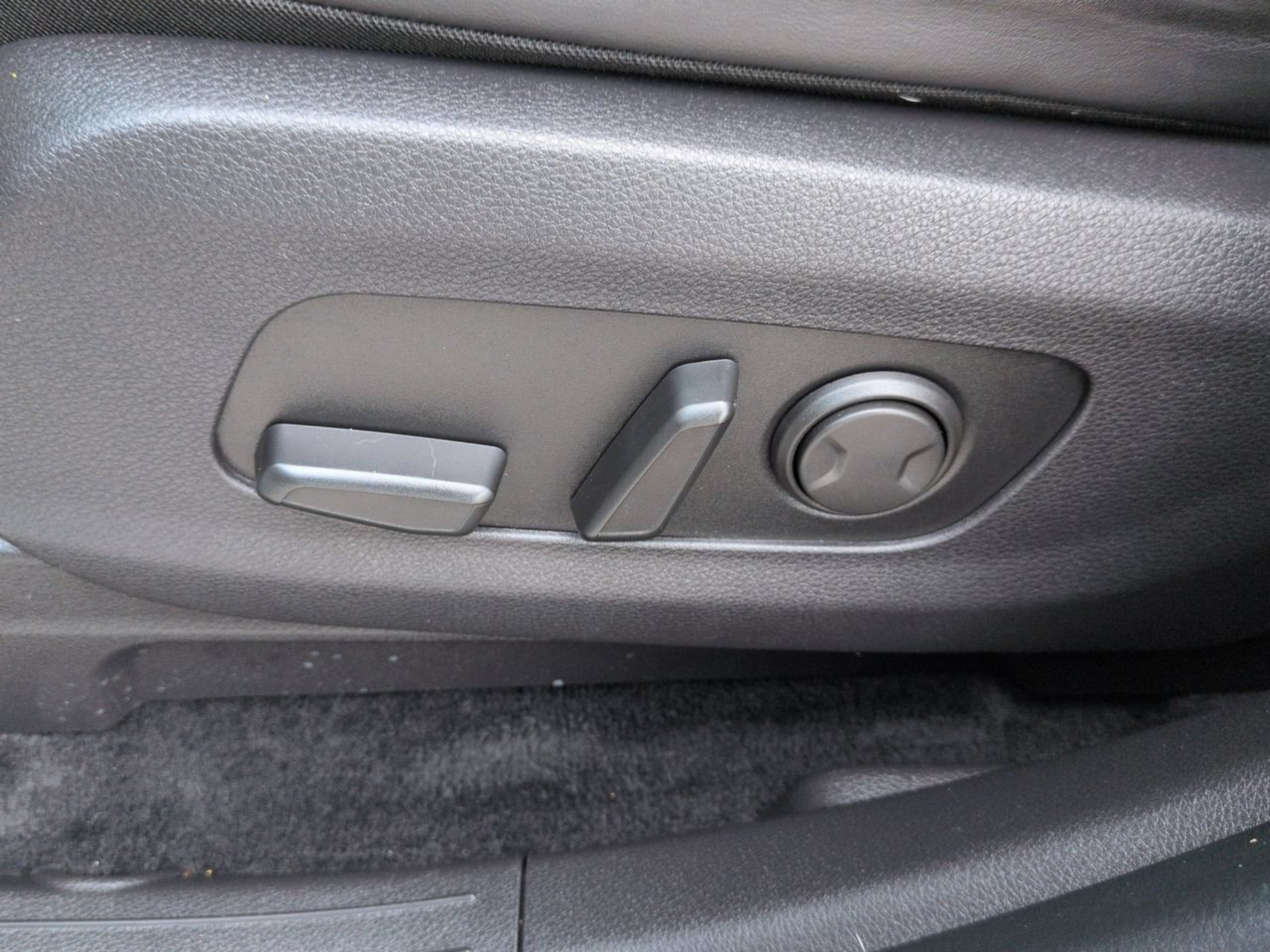 Certified 2023 Kia Carnival EX FWD image 25