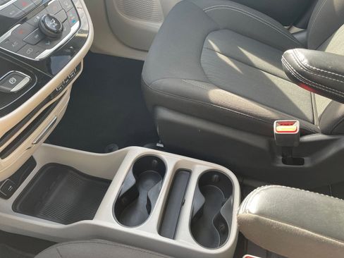 Used 2024 Chrysler Voyager LX image 44