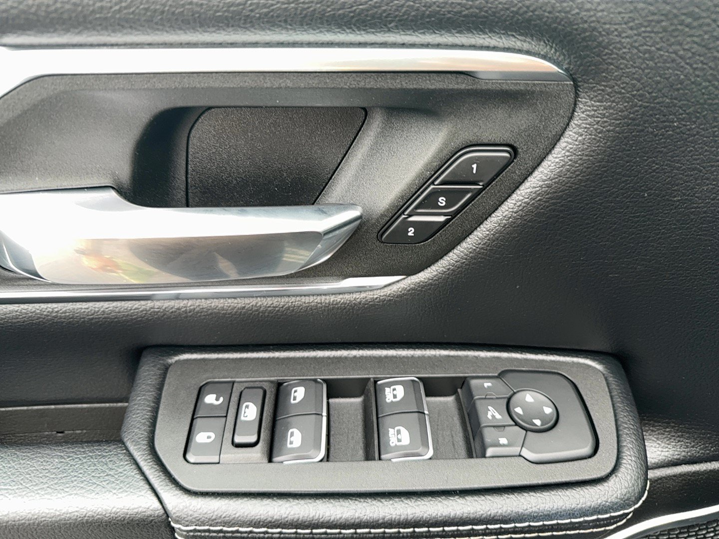 Used 2026 RAM 1500 Laramie AWD/4WD image 17