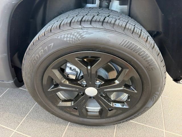 Used 2024 Jeep Compass Latitude AWD/4WD image 3
