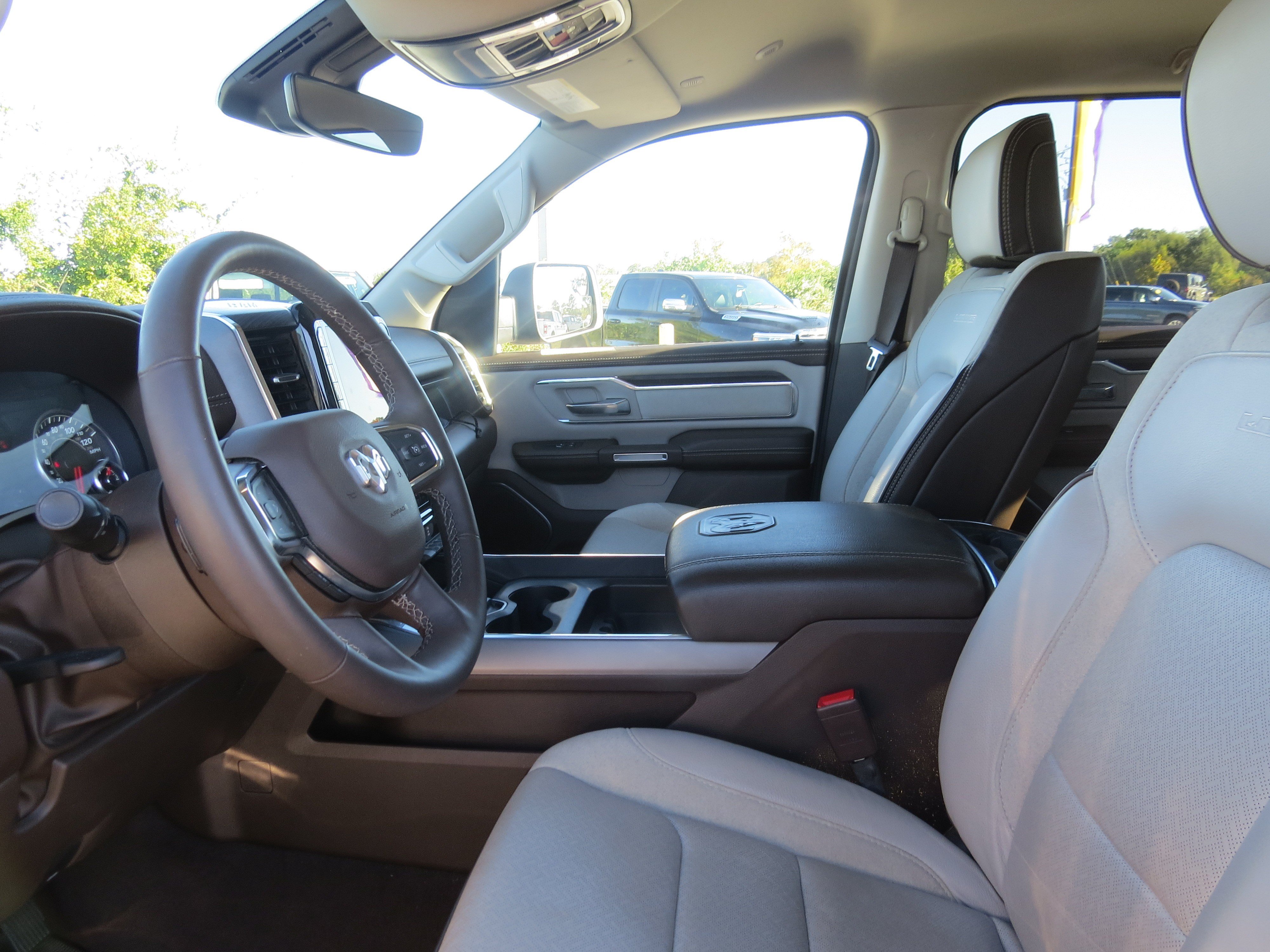 Used 2025 RAM 1500 Laramie AWD/4WD image 13