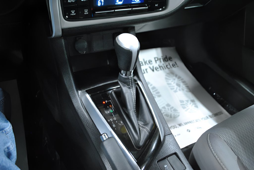 Used 2017 Toyota Corolla LE FWD image 18