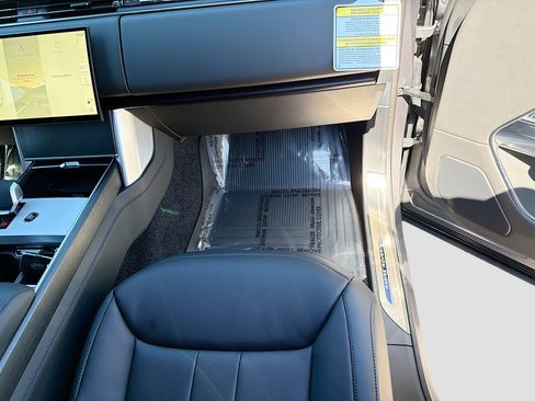 New 2026 Land Rover Range Rover Long Wheelbase SE image 18