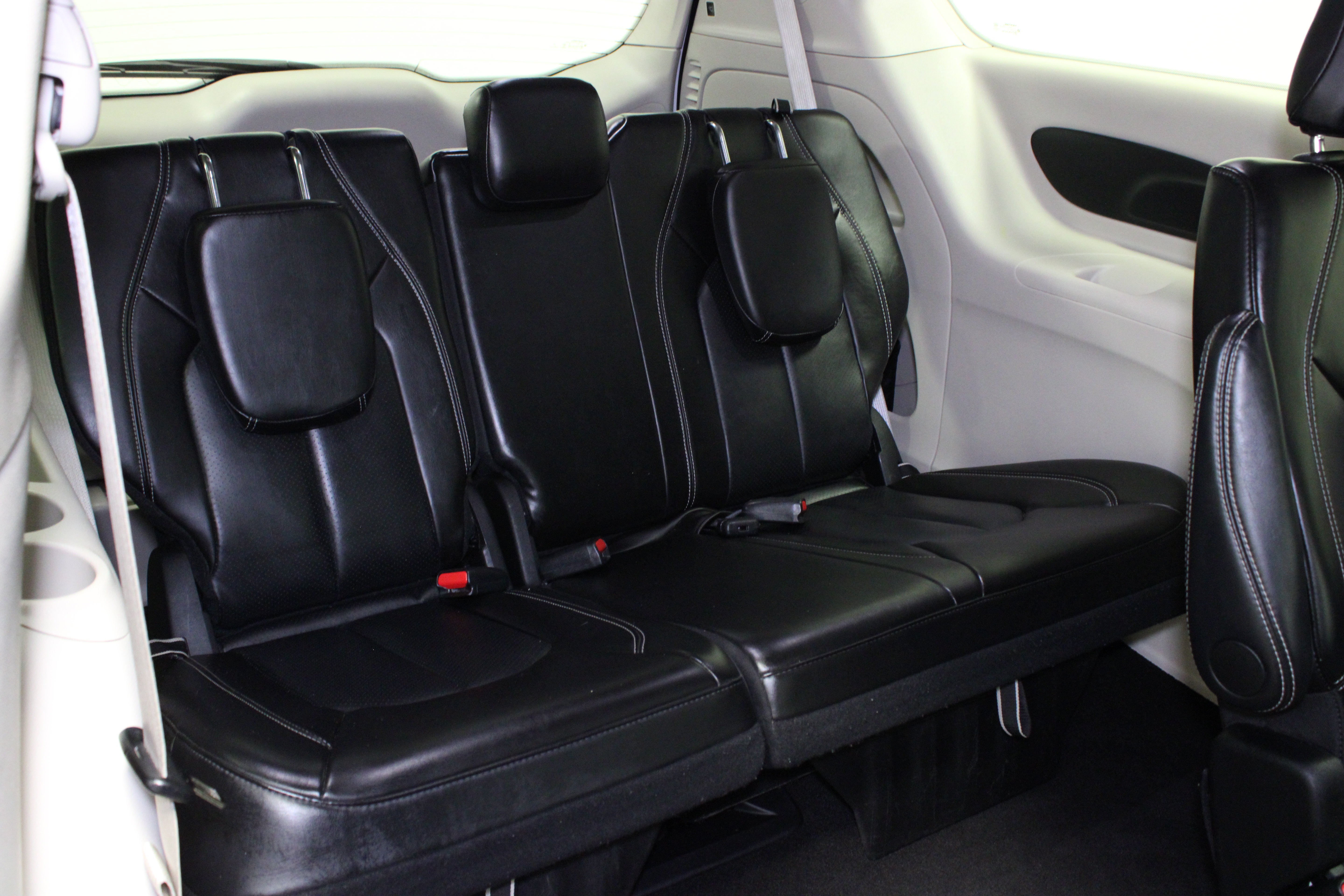 Used 2024 Chrysler Pacifica Touring-L FWD image 17