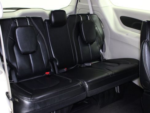 Used 2024 Chrysler Pacifica Touring-L FWD image 17