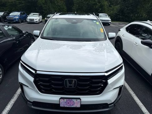 Used 2025 Honda Pilot Touring image 6