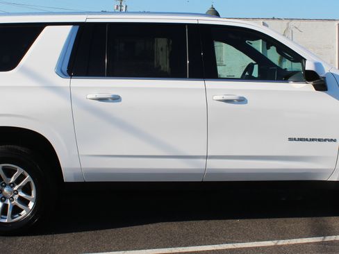 Used 2023 Chevrolet Suburban LT image 10