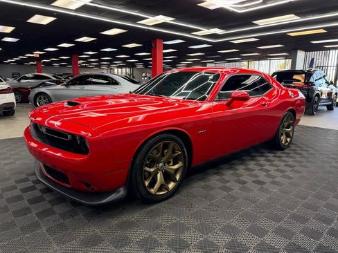 Used 2019 Dodge Challenger R/T RWD image 8