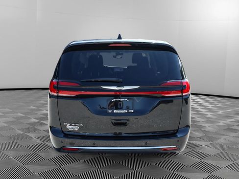 Used 2024 Chrysler Pacifica Touring-L FWD image 6