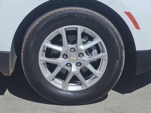 Used 2023 Chevrolet Equinox LT FWD image 2