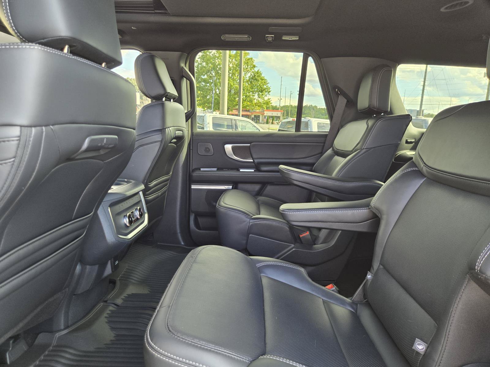 Used 2025 Ford Expedition Platinum w/ Stealth Performance Package AWD/4WD image 16