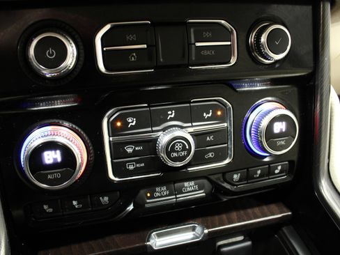 Used 2023 GMC Yukon XL Denali AWD/4WD image 41